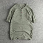 Camiseta básica hombre en TicoTrendy color verde | Algodón 100% | Cuello con botones | Estilo retro | Manga corta.