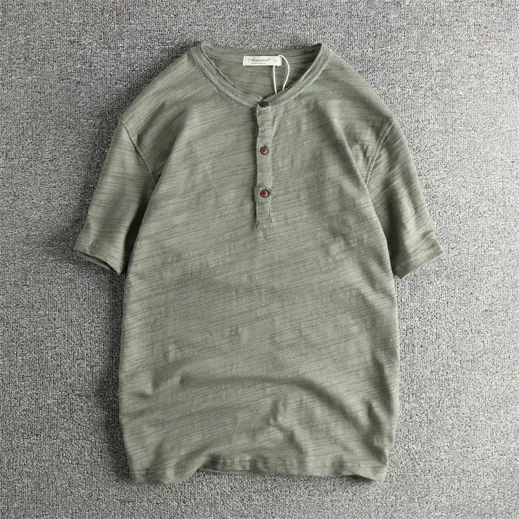 Camiseta básica hombre en TicoTrendy color verde | Algodón 100% | Cuello con botones | Estilo retro | Manga corta.