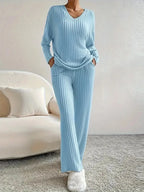 Traje Casual Rayas Albaricoque | Pantalón Recto | Cuello V | Look de Hogar P/V 2025
