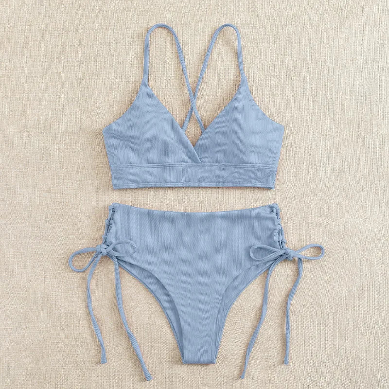 Bikini con Cordones y Cuello en V Profundo - Triangulares