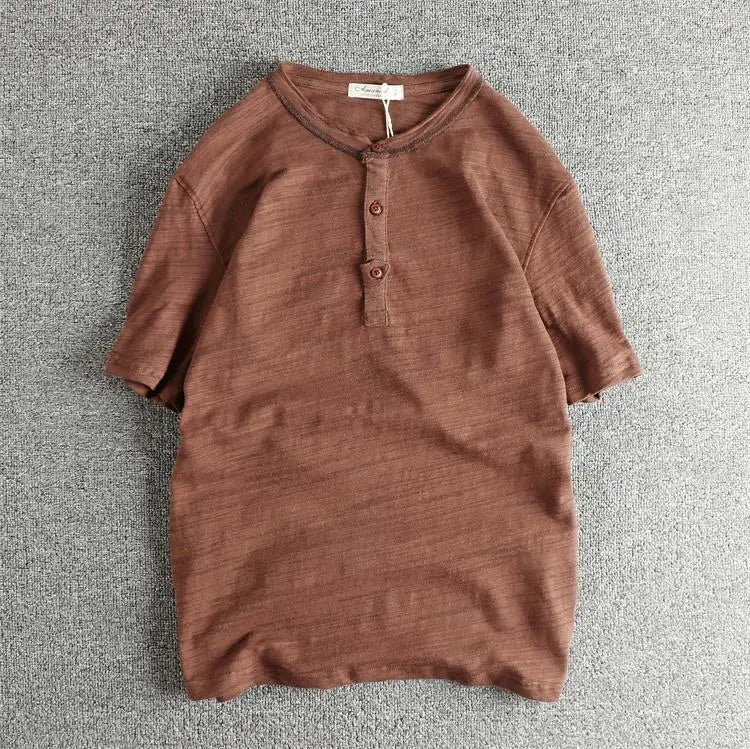 Camiseta básica hombre en TicoTrendy color cafe | Algodón 100% | Cuello con botones | Estilo retro | Manga corta.