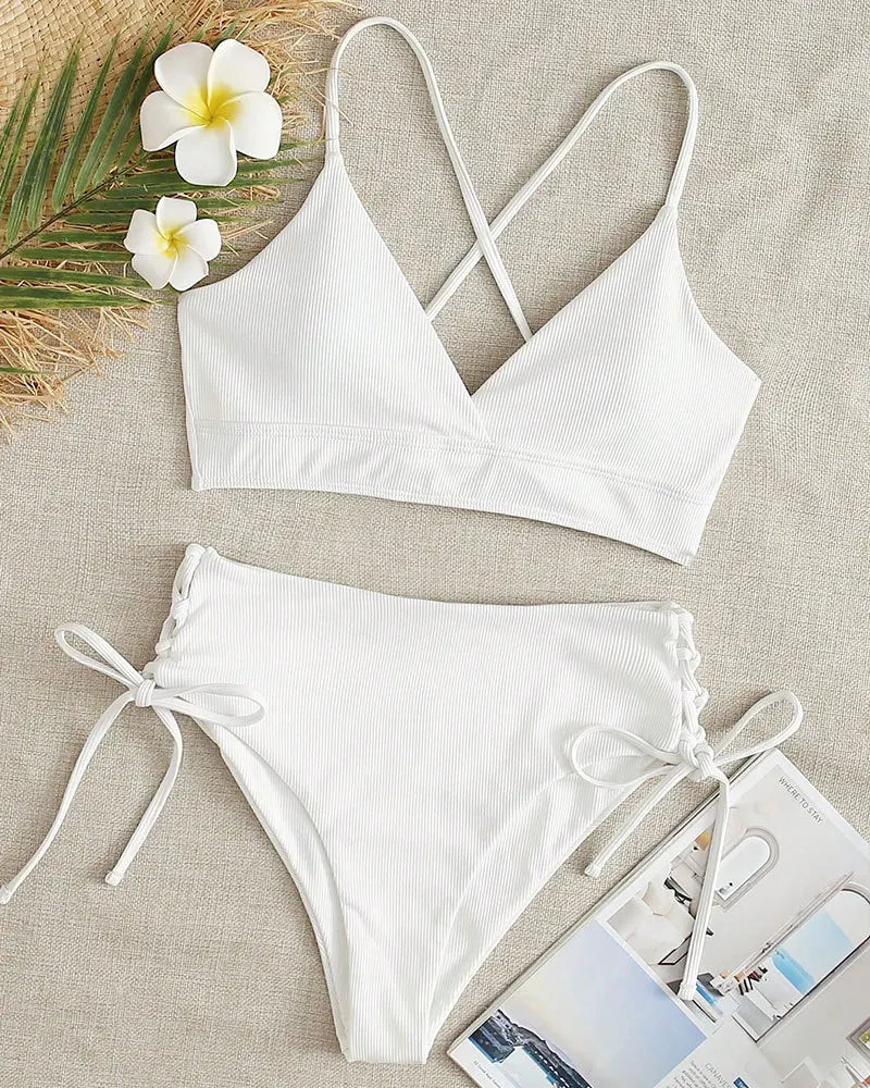 Bikini con Cordones y Cuello en V Profundo - Triangulares