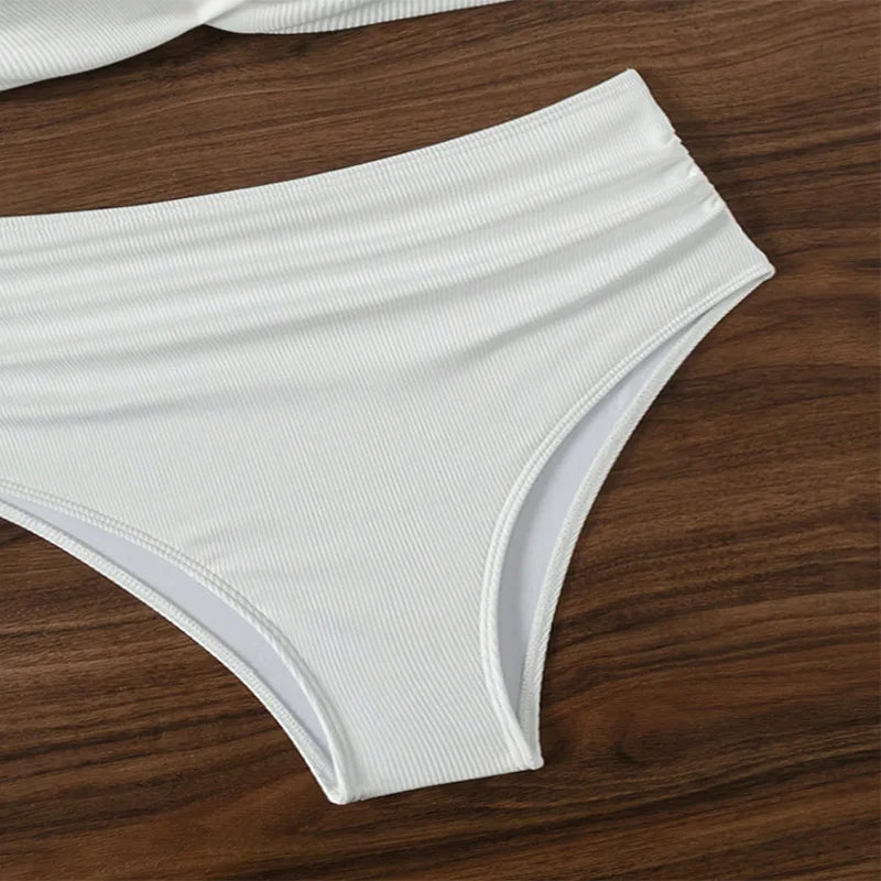 Bikini con Tirantes Finos y Cuello en V - Cintura Alta Torcida