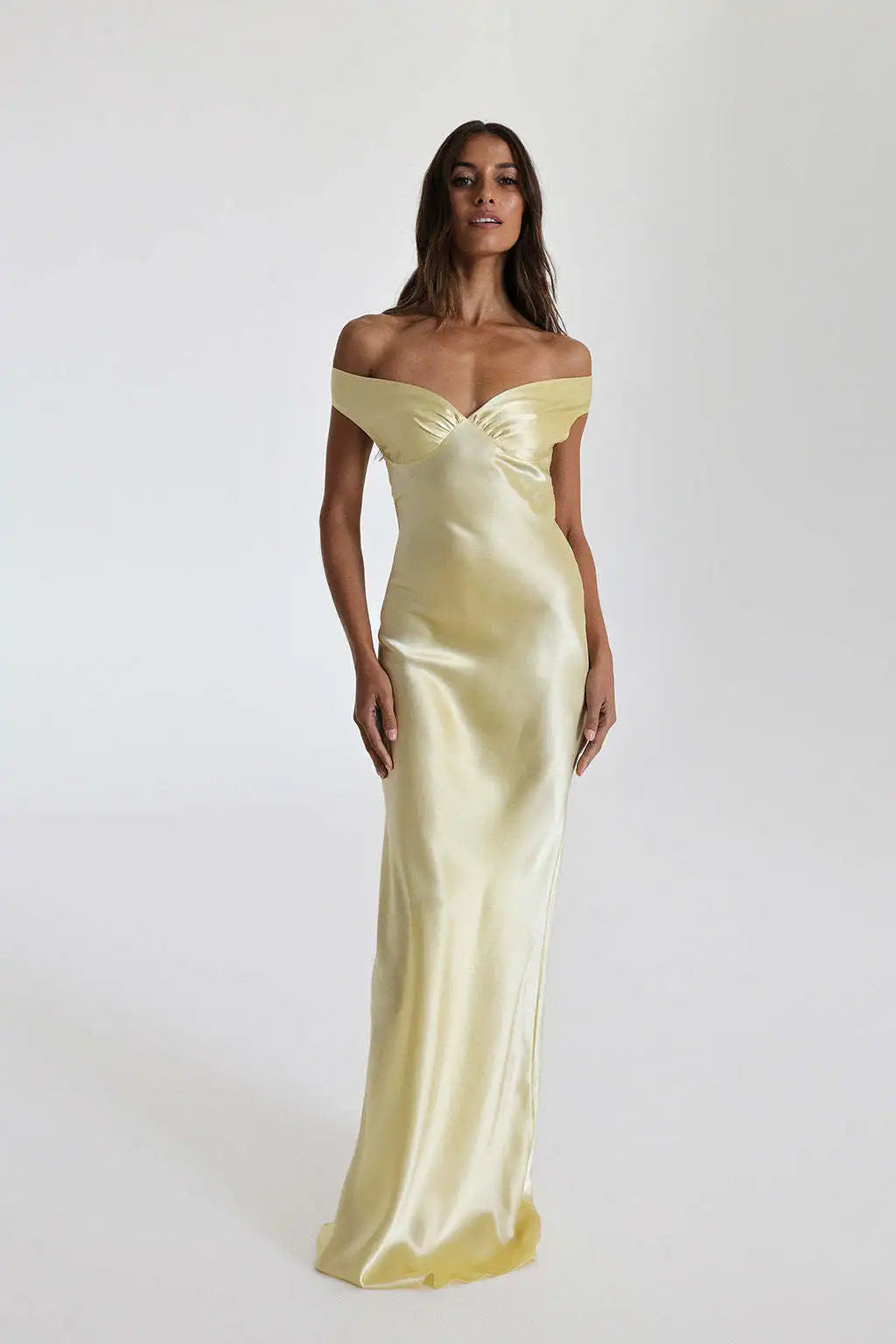 Vestido largo de satén con lazo y espalda descubierta para mujer
