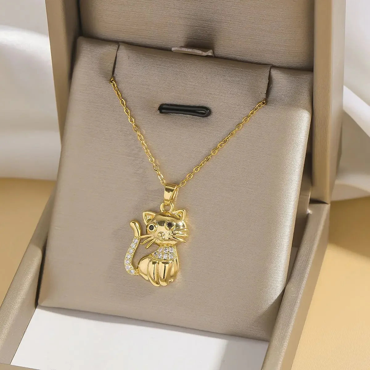 Sanrio lindo Hello Kitty collares con colgante de circón para mujeres niñas encantador gato de dibujos animados gatito cadena de acero inoxidable regalos de joyería