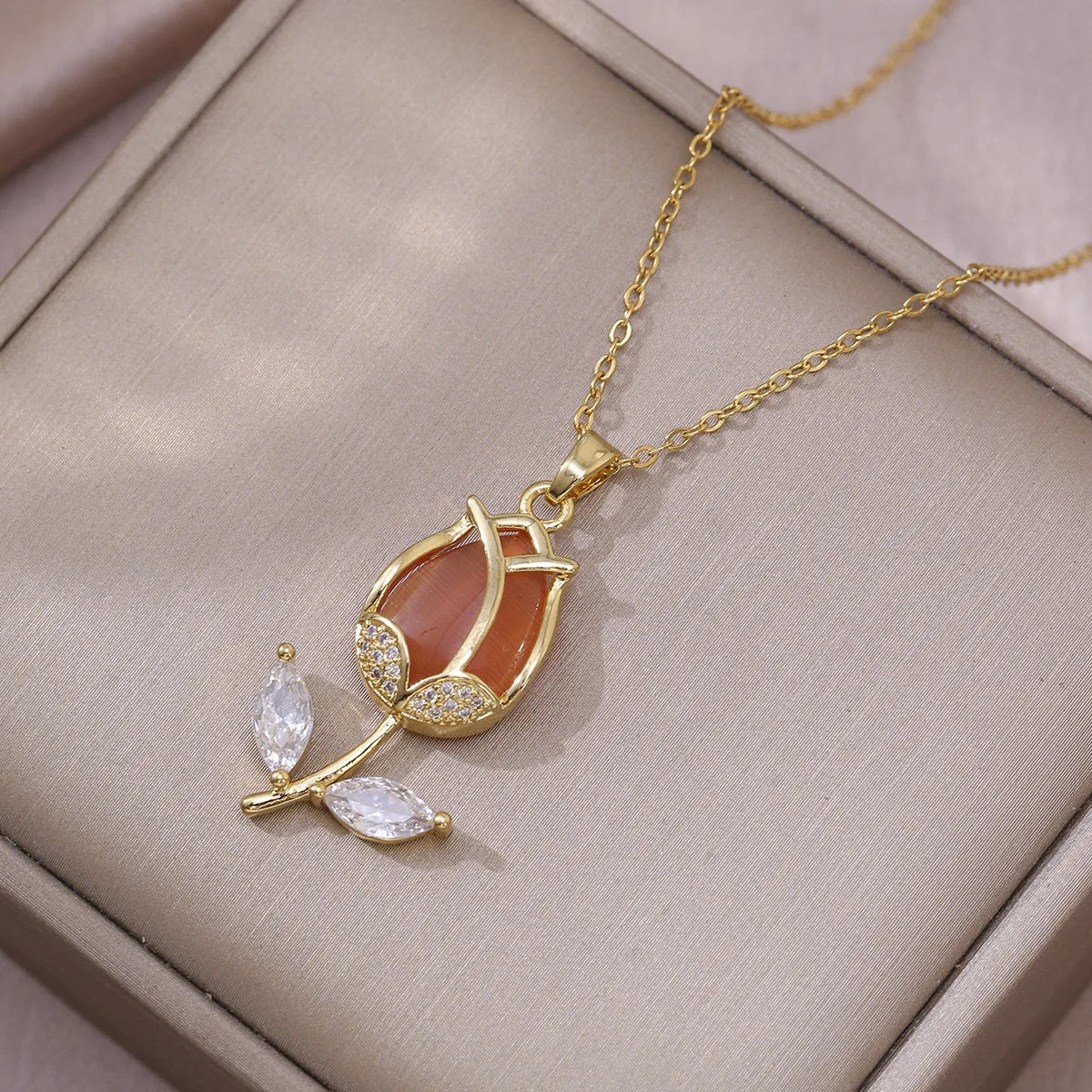 Collar Dorado con Flor Tulipán Circonita Piedra Lunar | Ticotrendy