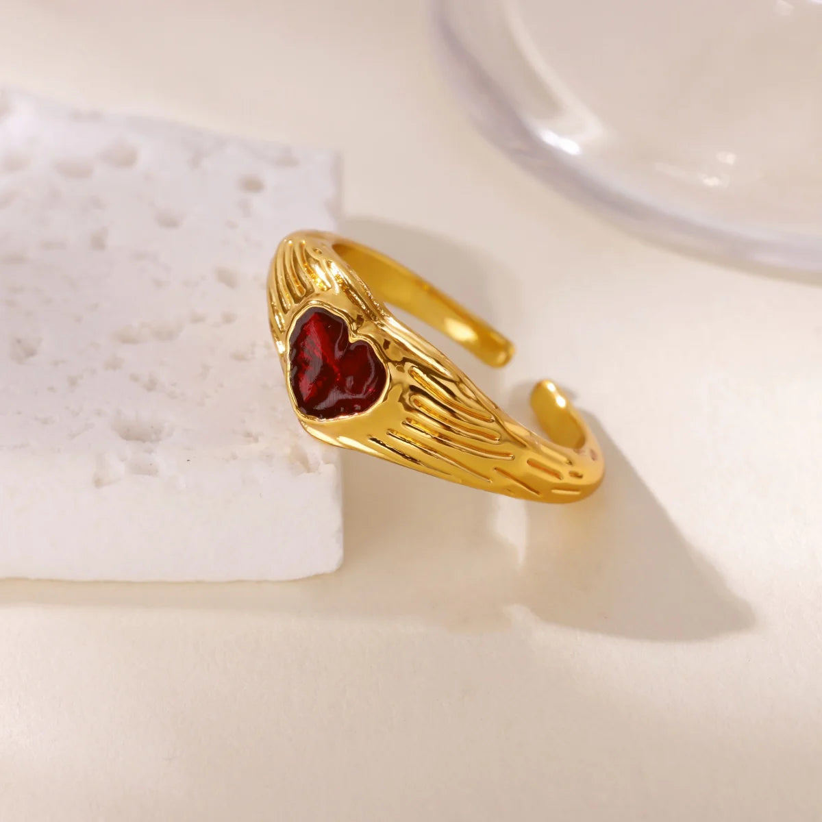 Anillo Ticotrendy Corazón Punk | Circón Rojo | Abierto Acero Inox Oro | Joyería Moda 2025