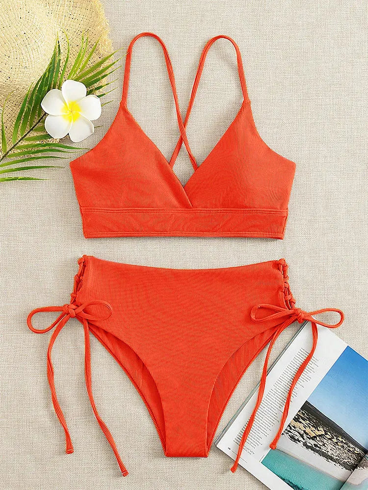 Bikini con Cordones y Cuello en V Profundo - Triangulares