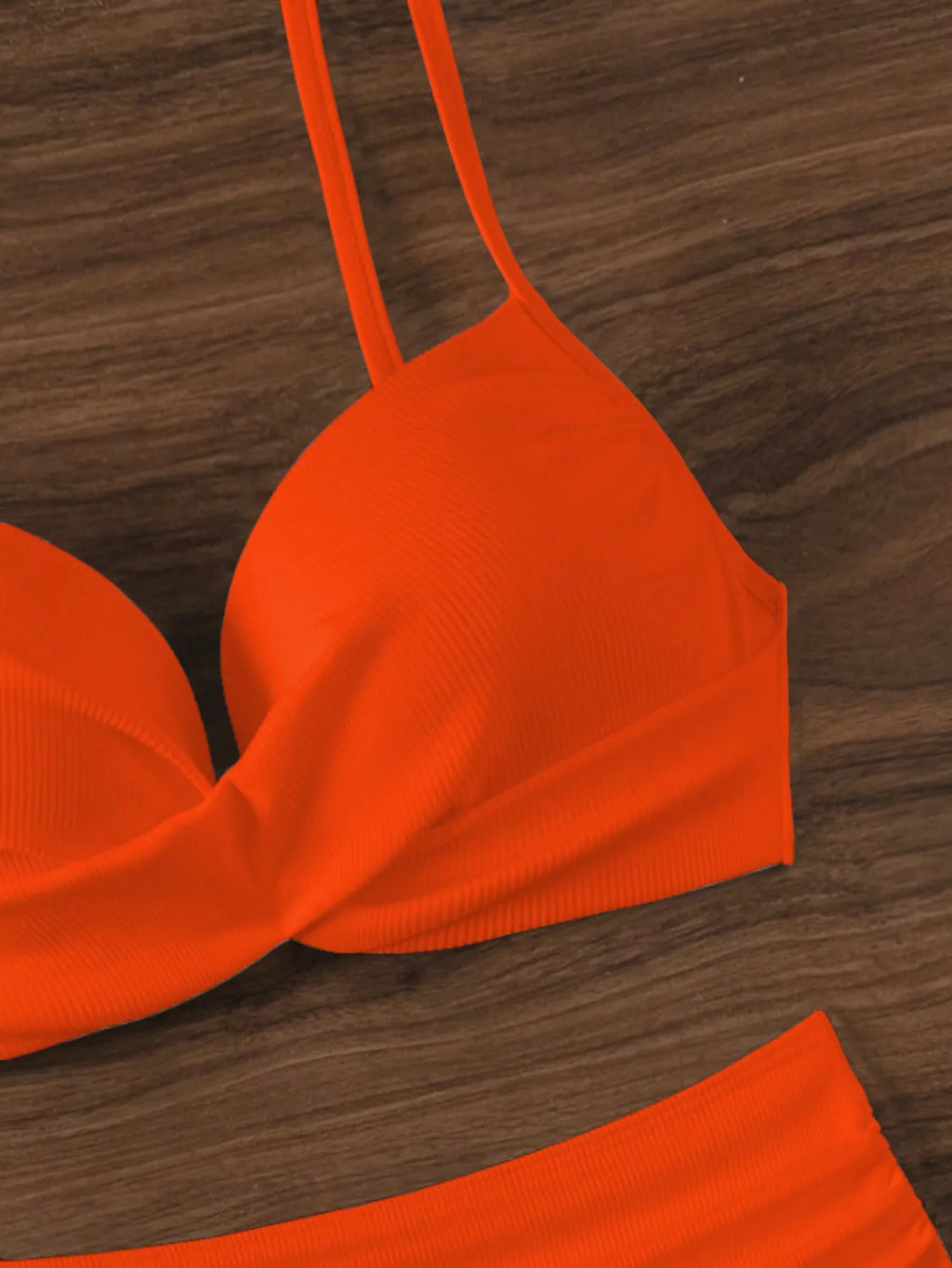 Bikini con Tirantes Finos y Cuello en V - Cintura Alta Torcida