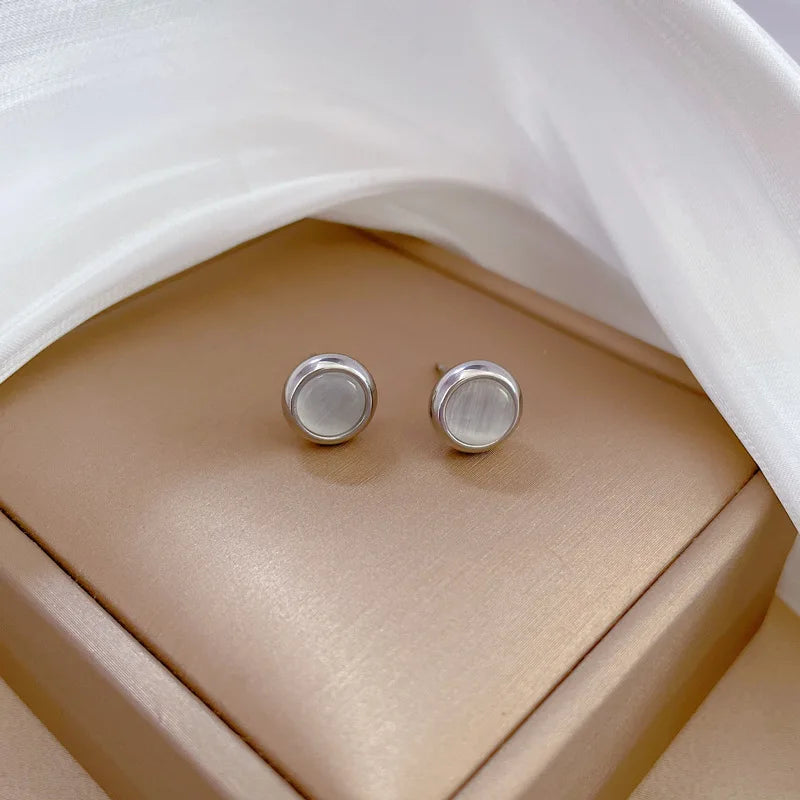 Pendientes redondos simples de piedra lunar para mujeres y hombres, accesorios para las orejas de acero inoxidable de ensueño, regalos de joyería para amigos y amantes