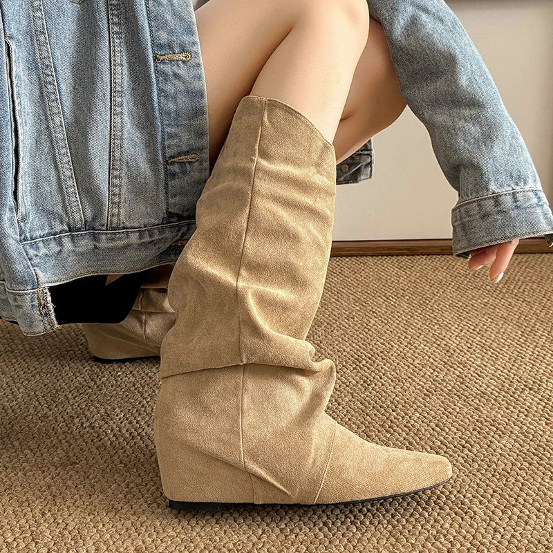 Estilo Retro: Botas de Gamuza de Media Pantorrilla
