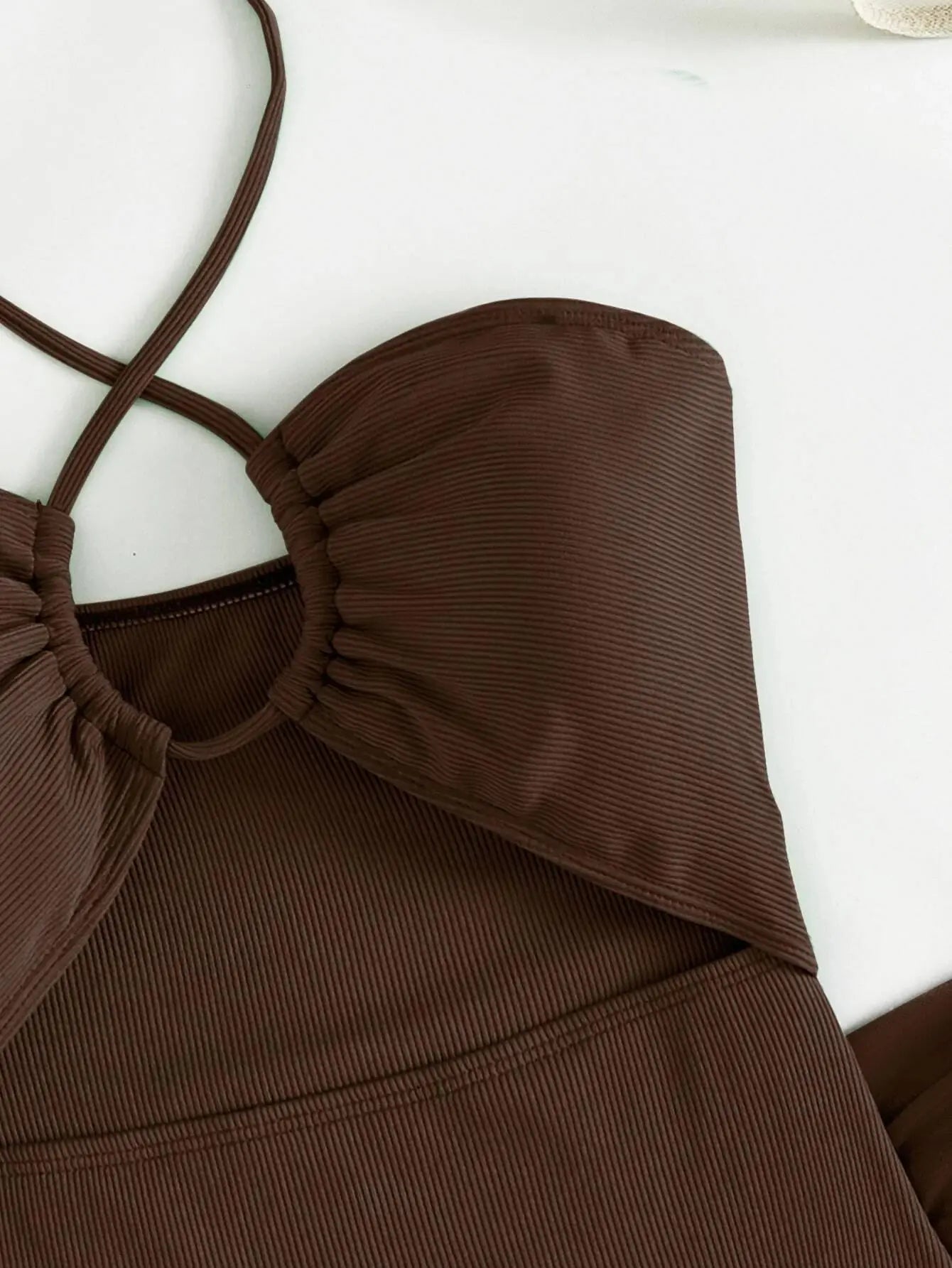 Bañador de Una Pieza Halter Recortado con Falda - Estilo Sexy y Monocromático