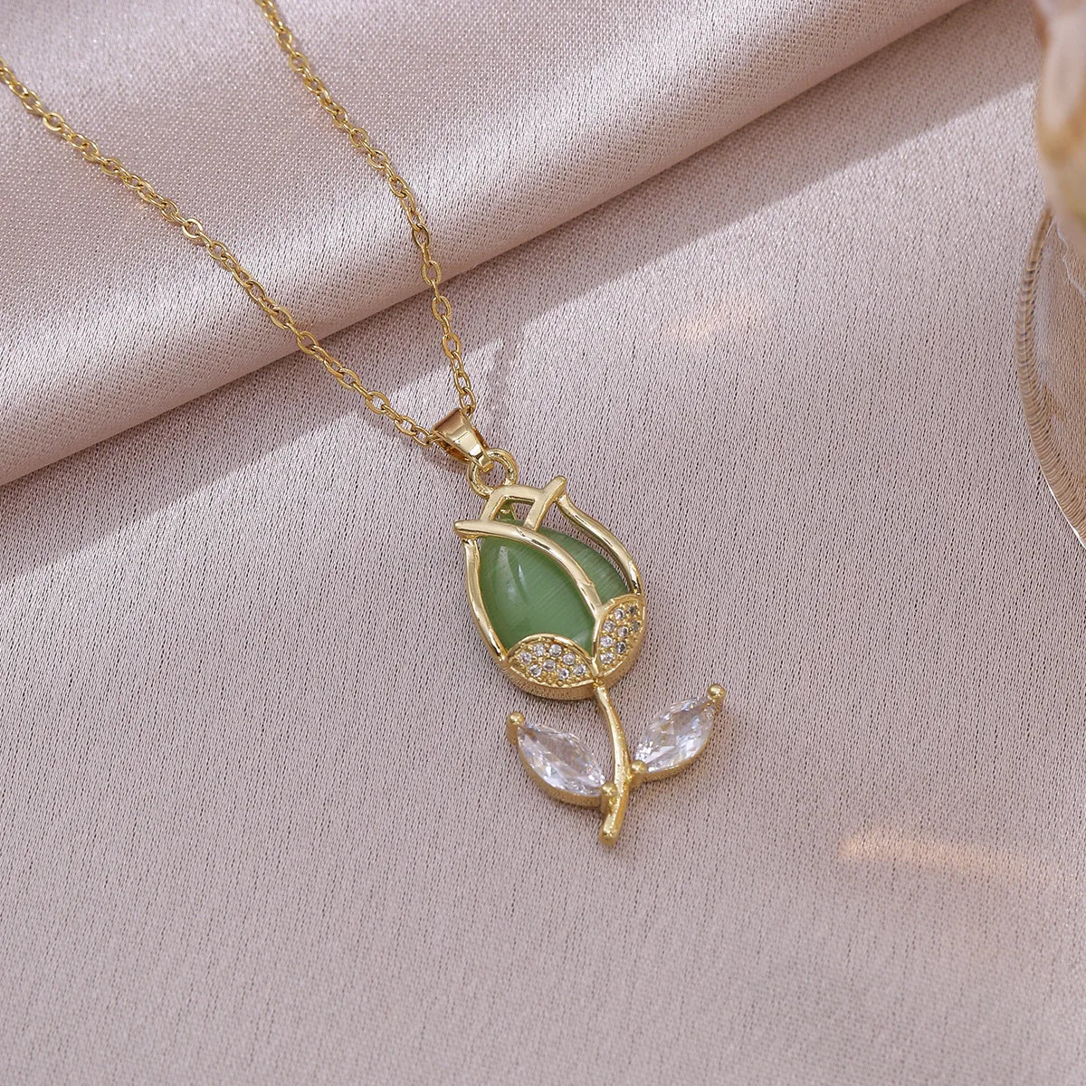 Collar Dorado con Flor Tulipán Circonita Piedra Lunar | Ticotrendy