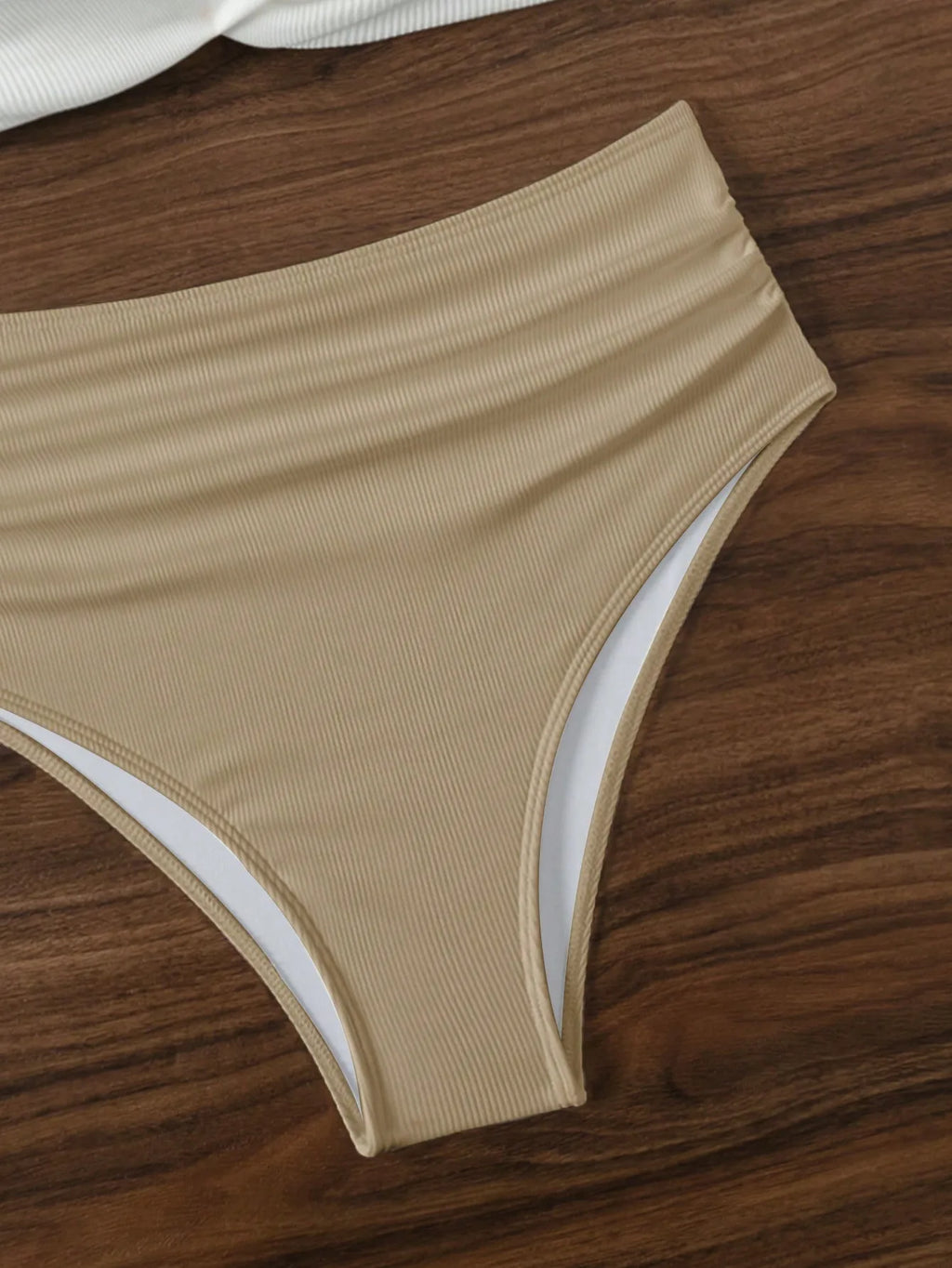 Bikini con Tirantes Finos y Cuello en V - Cintura Alta Torcida
