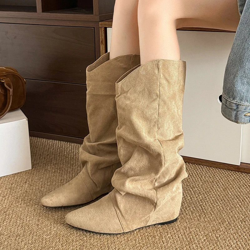 Estilo Retro: Botas de Gamuza de Media Pantorrilla