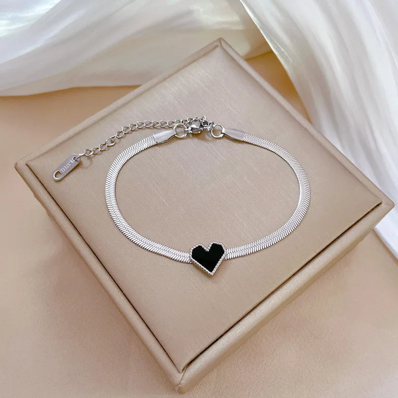 Pulseras con dijes de corazón de amor negro Simple para mujeres y niñas, cadena de serpiente gruesa de moda, accesorios de mano, joyería, regalos de cumpleaños