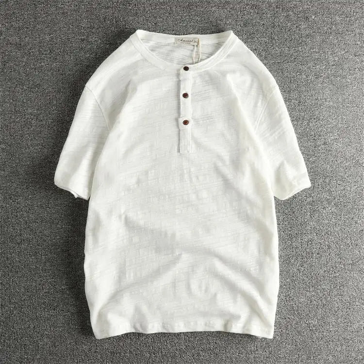 Camiseta básica hombre en TicoTrendy color blanco | Algodón 100% | Cuello con botones | Estilo retro | Manga corta.