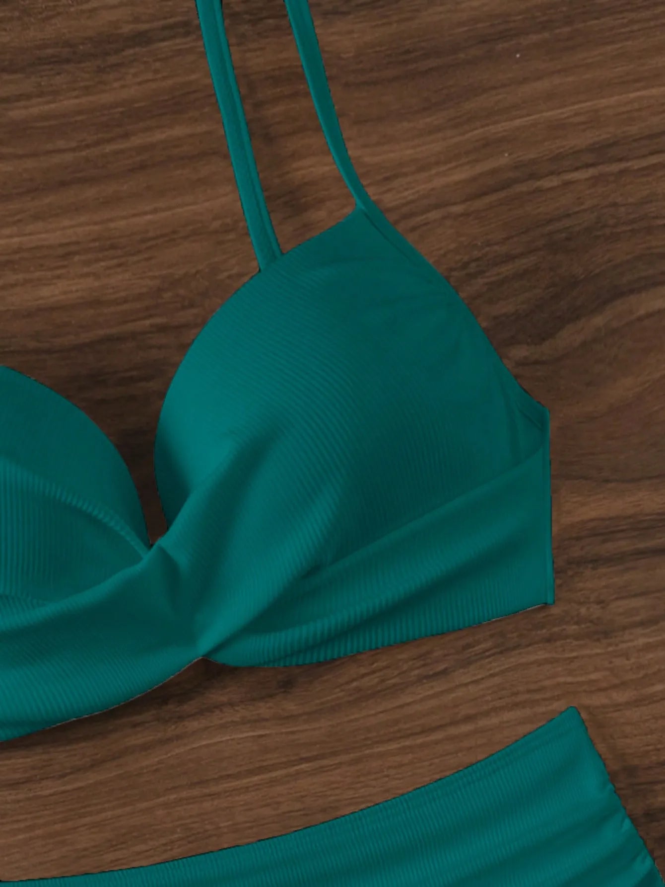 Bikini con Tirantes Finos y Cuello en V - Cintura Alta Torcida