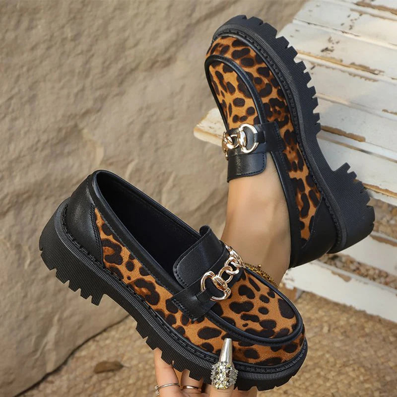 Mocasines de Leopardo Retro con Plataforma | Gamuza y Detalle Metálico | Punta Redonda