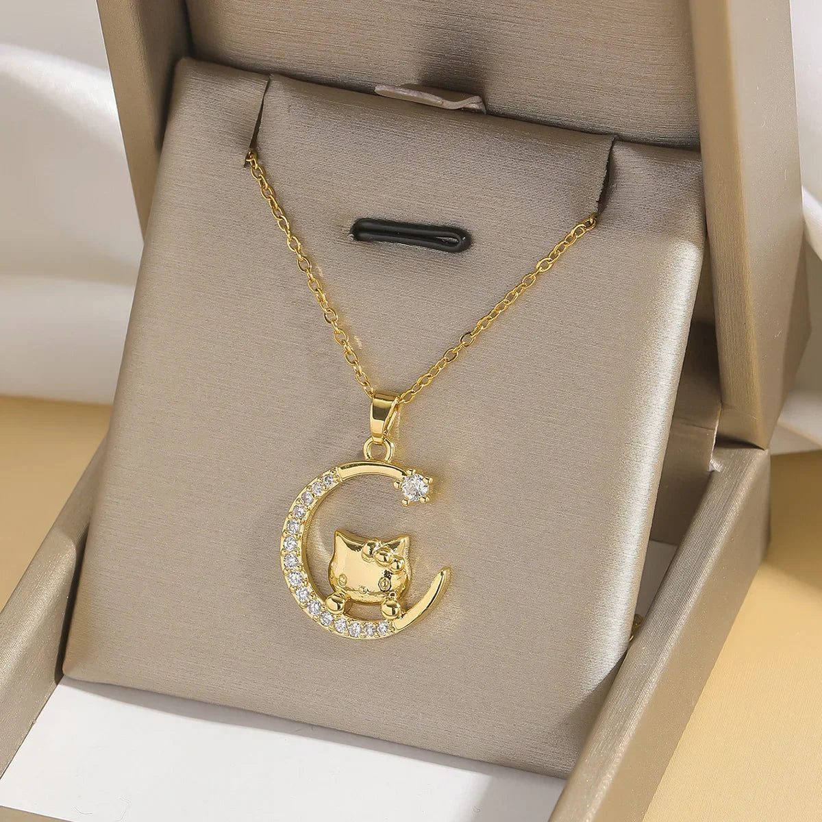 Sanrio lindo Hello Kitty collares con colgante de circón para mujeres niñas encantador gato de dibujos animados gatito cadena de acero inoxidable regalos de joyería