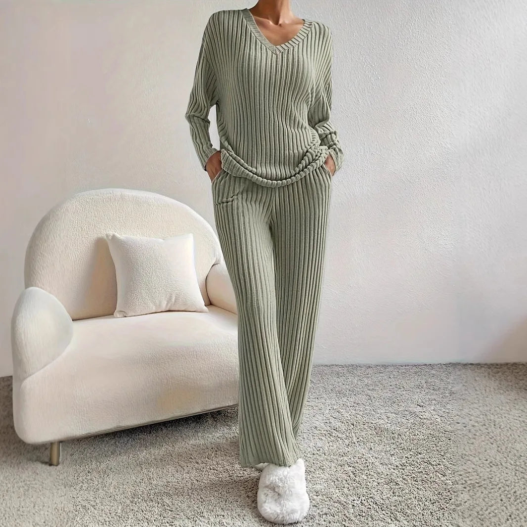 Traje Casual Rayas Albaricoque | Pantalón Recto | Cuello V | Look de Hogar P/V 2025