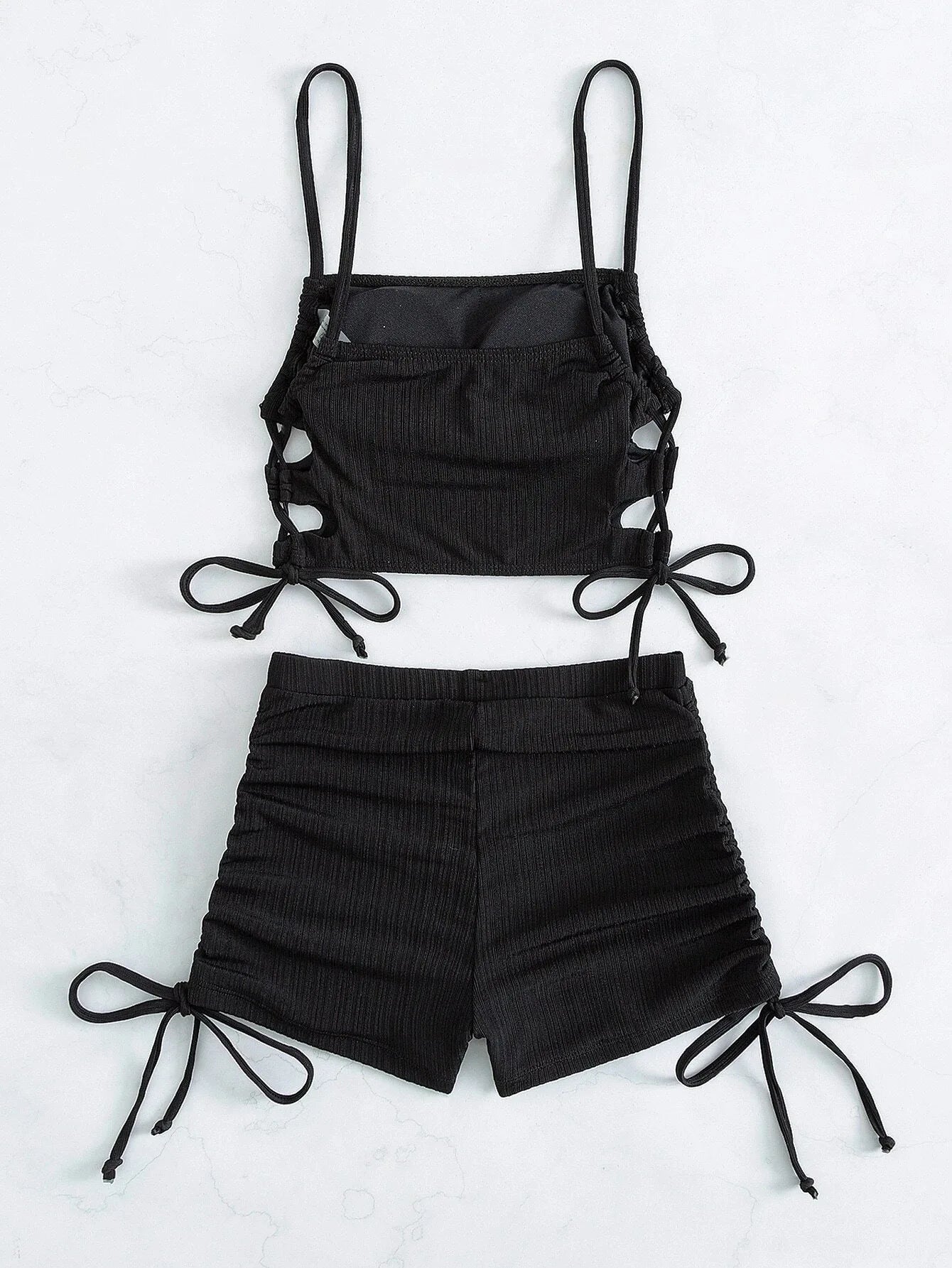 Bikini de Verano Monocromático en Blanco o Negro con Cordones