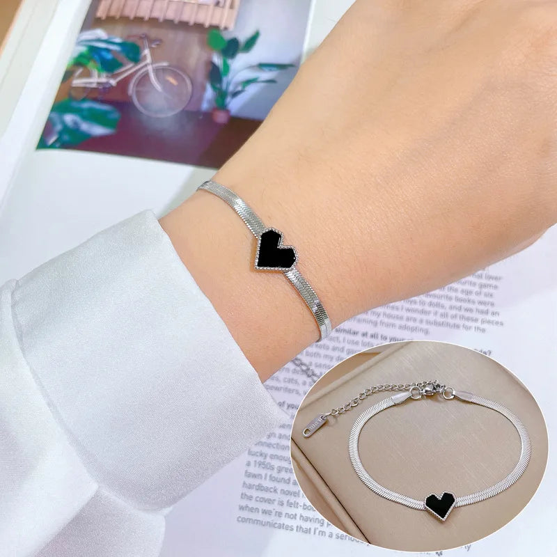 Pulseras con dijes de corazón de amor negro Simple para mujeres y niñas, cadena de serpiente gruesa de moda, accesorios de mano, joyería, regalos de cumpleaños