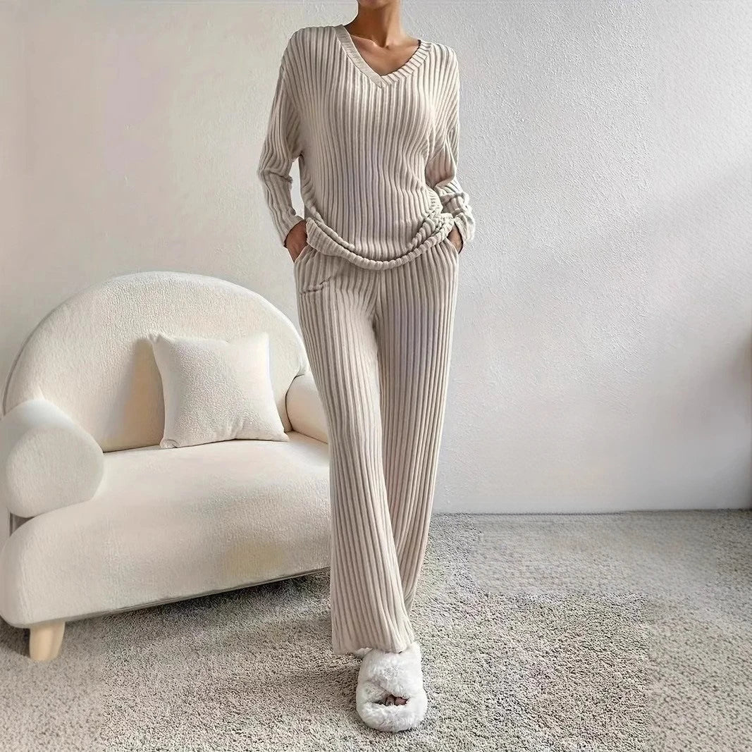 Traje Casual Rayas Albaricoque | Pantalón Recto | Cuello V | Look de Hogar P/V 2025