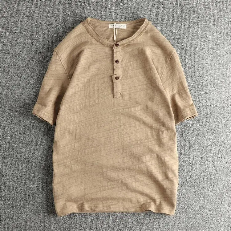 Camiseta básica hombre en TicoTrendy color beige | Algodón 100% | Cuello con botones | Estilo retro | Manga corta.