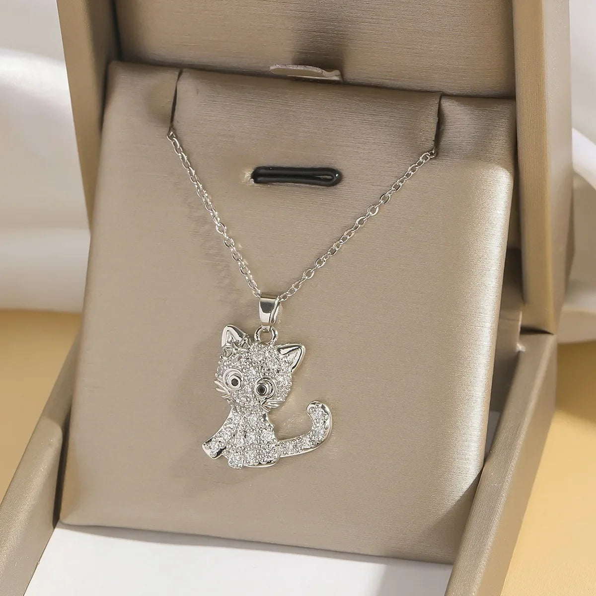 Sanrio lindo Hello Kitty collares con colgante de circón para mujeres niñas encantador gato de dibujos animados gatito cadena de acero inoxidable regalos de joyería