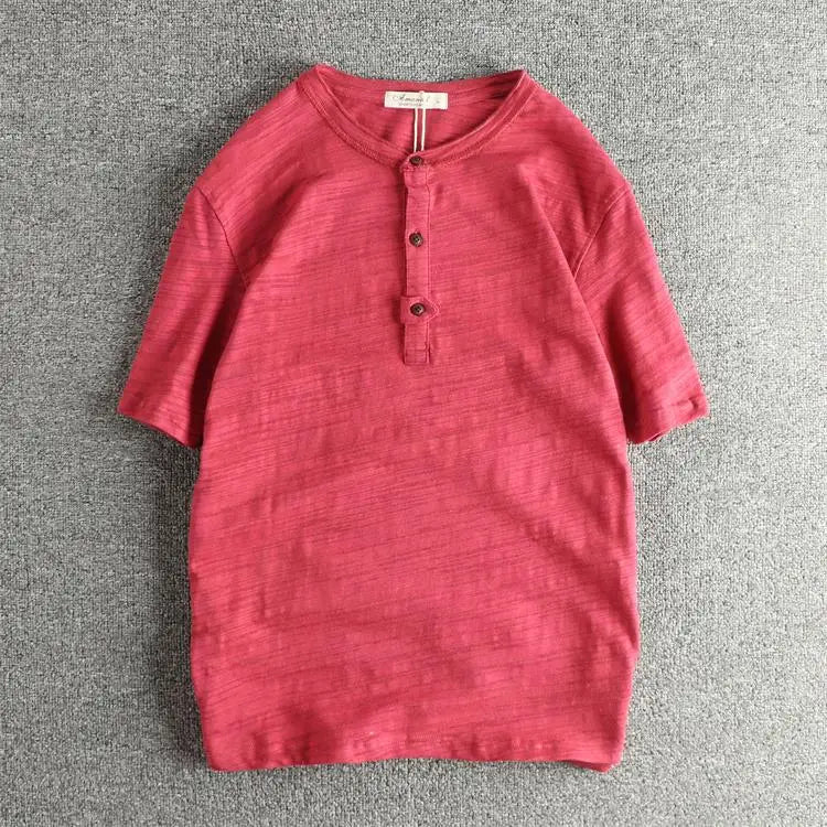 Camiseta básica hombre en TicoTrendy color rojo | Algodón 100% | Cuello con botones | Estilo retro | Manga corta.