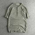 Camiseta básica hombre en TicoTrendy color verde | Algodón 100% | Cuello con botones | Estilo retro | Manga corta.