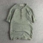 Camiseta básica hombre en TicoTrendy color verde | Algodón 100% | Cuello con botones | Estilo retro | Manga corta.