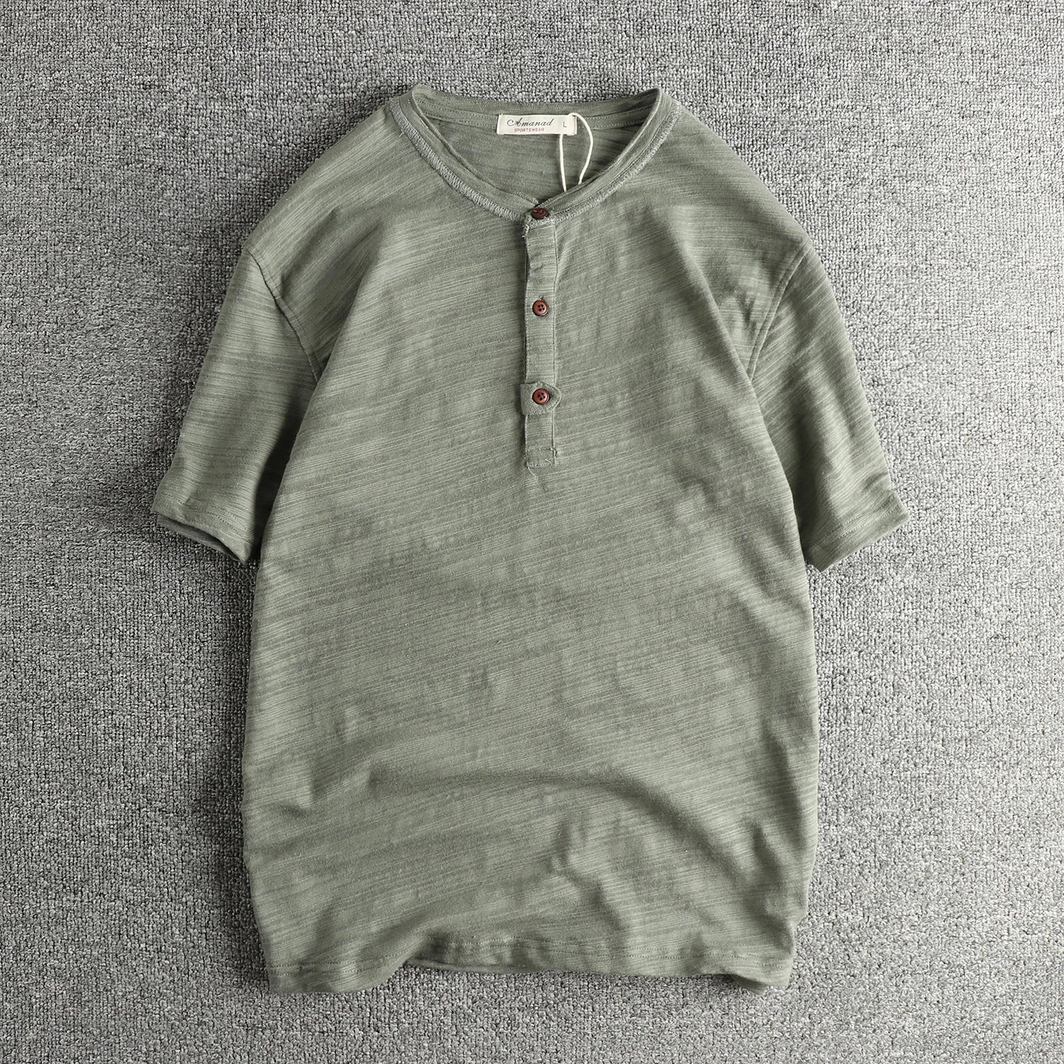 Camiseta básica hombre en TicoTrendy color verde | Algodón 100% | Cuello con botones | Estilo retro | Manga corta.