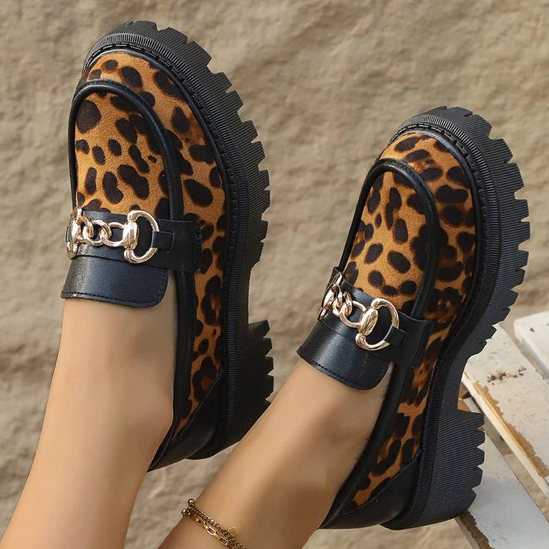 Mocasines de Leopardo Retro con Plataforma | Gamuza y Detalle Metálico | Punta Redonda