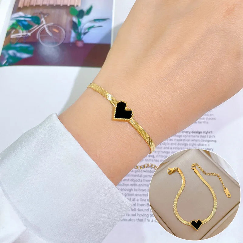 Pulseras con dijes de corazón de amor negro Simple para mujeres y niñas, cadena de serpiente gruesa de moda, accesorios de mano, joyería, regalos de cumpleaños
