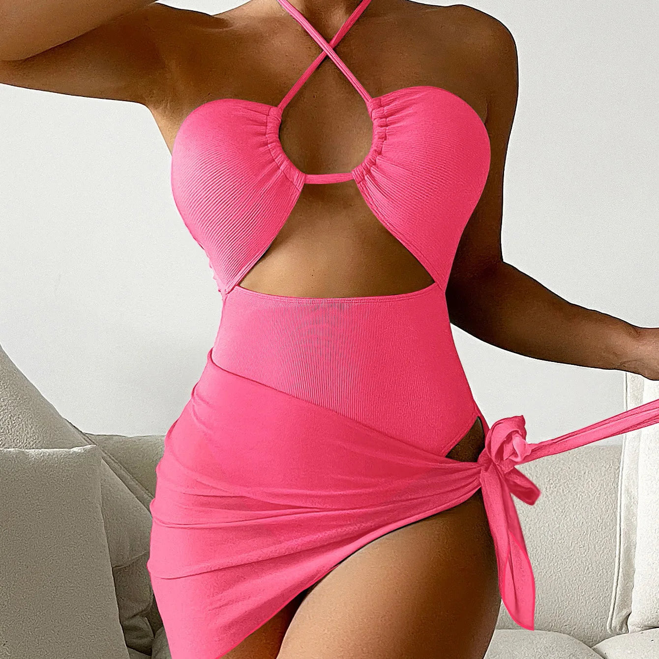 Bañador de Una Pieza Halter Recortado con Falda - Estilo Sexy y Monocromático