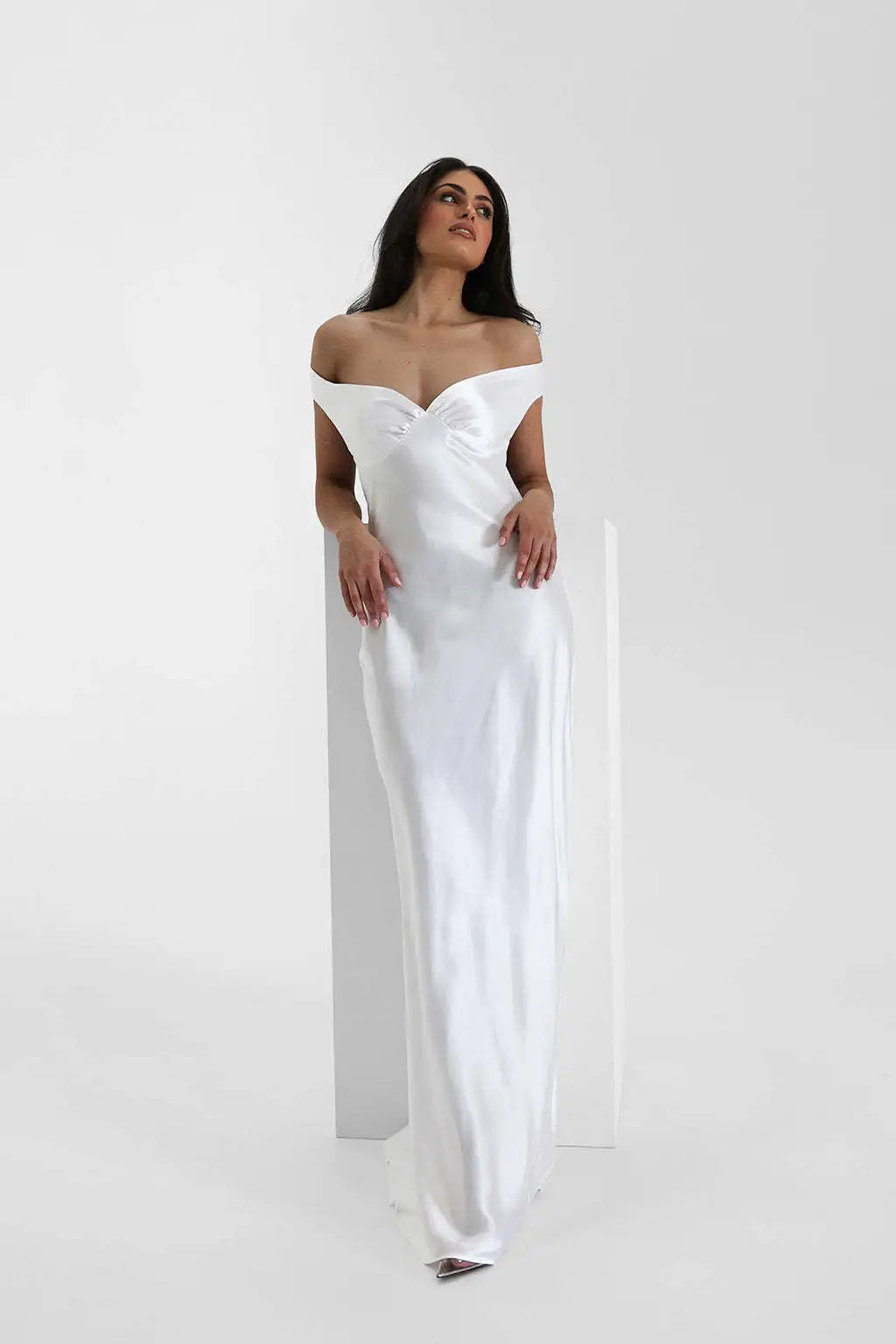 Vestido largo de satén con lazo y espalda descubierta para mujer
