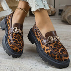 Mocasines de Leopardo Retro con Plataforma | Gamuza y Detalle Metálico | Punta Redonda