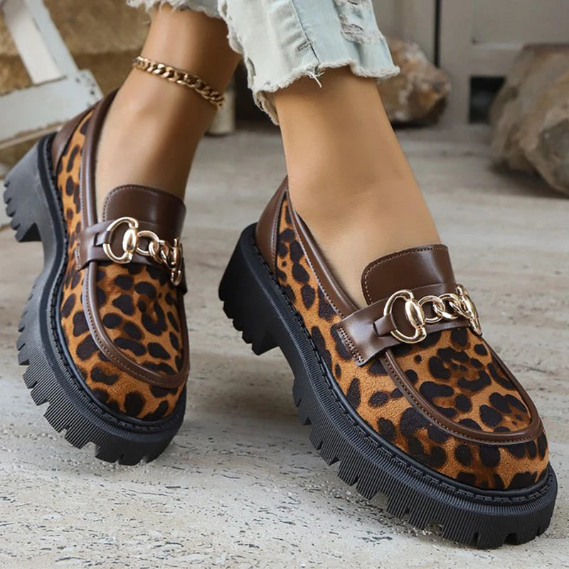 Mocasines de Leopardo Retro con Plataforma | Gamuza y Detalle Metálico | Punta Redonda