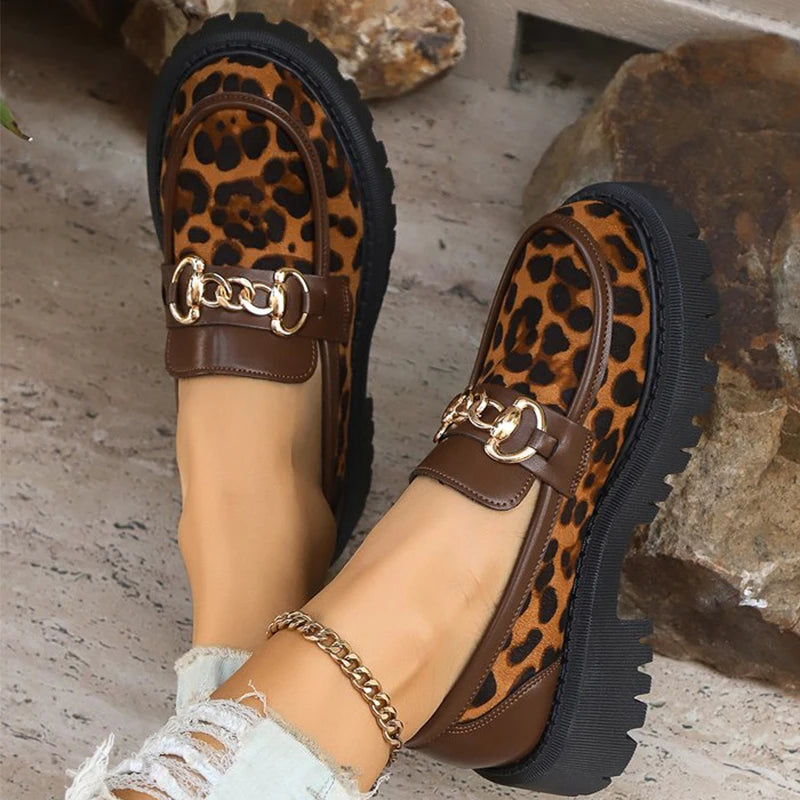 Mocasines de Leopardo Retro con Plataforma | Gamuza y Detalle Metálico | Punta Redonda