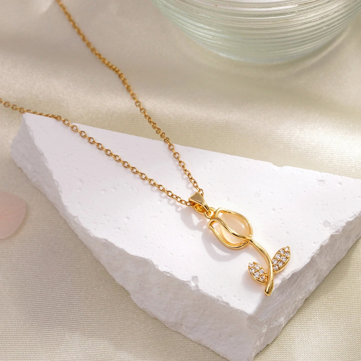 Collares románticos con colgante de flor de tulipán y circonita de piedra lunar para mujeres y niñas, cadena de acero inoxidable de Color dorado, accesorio de joyería, regalo
