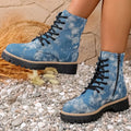 Botines tipo combate de TicoTrendy con estampado o textura de mezclilla azul (denim), suela chunky negra, cordones y cierre lateral de zipper