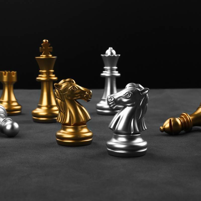 Ajedrez Dorado Plateado | Set Plástico Elegante | Juego Familiar