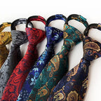 Siete corbatas de seda con estampados detallados y colores oscuros, alineadas para mostrar la colección de accesorios formales.