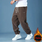 Retrato de moda de alto contraste y estilo moderno para el banner de TicoTrendy. Modelo con peinado corto y chaqueta mostaza con cuello alto, sobre fondo naranja vibrante.