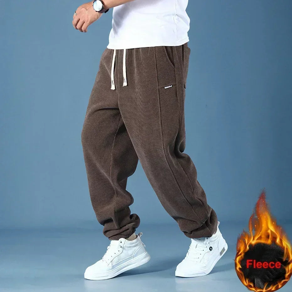 Retrato de moda de alto contraste y estilo moderno para el banner de TicoTrendy. Modelo con peinado corto y chaqueta mostaza con cuello alto, sobre fondo naranja vibrante.