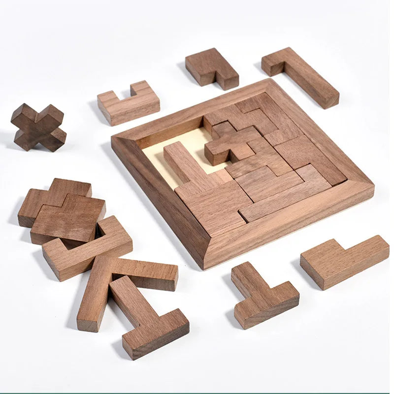 Rompecabezas de lógica de madera de TicoTrendy con piezas geométricas tipo Tetris. Un juego de ingenio con marco cuadrado, ideal para desafiar la mente.